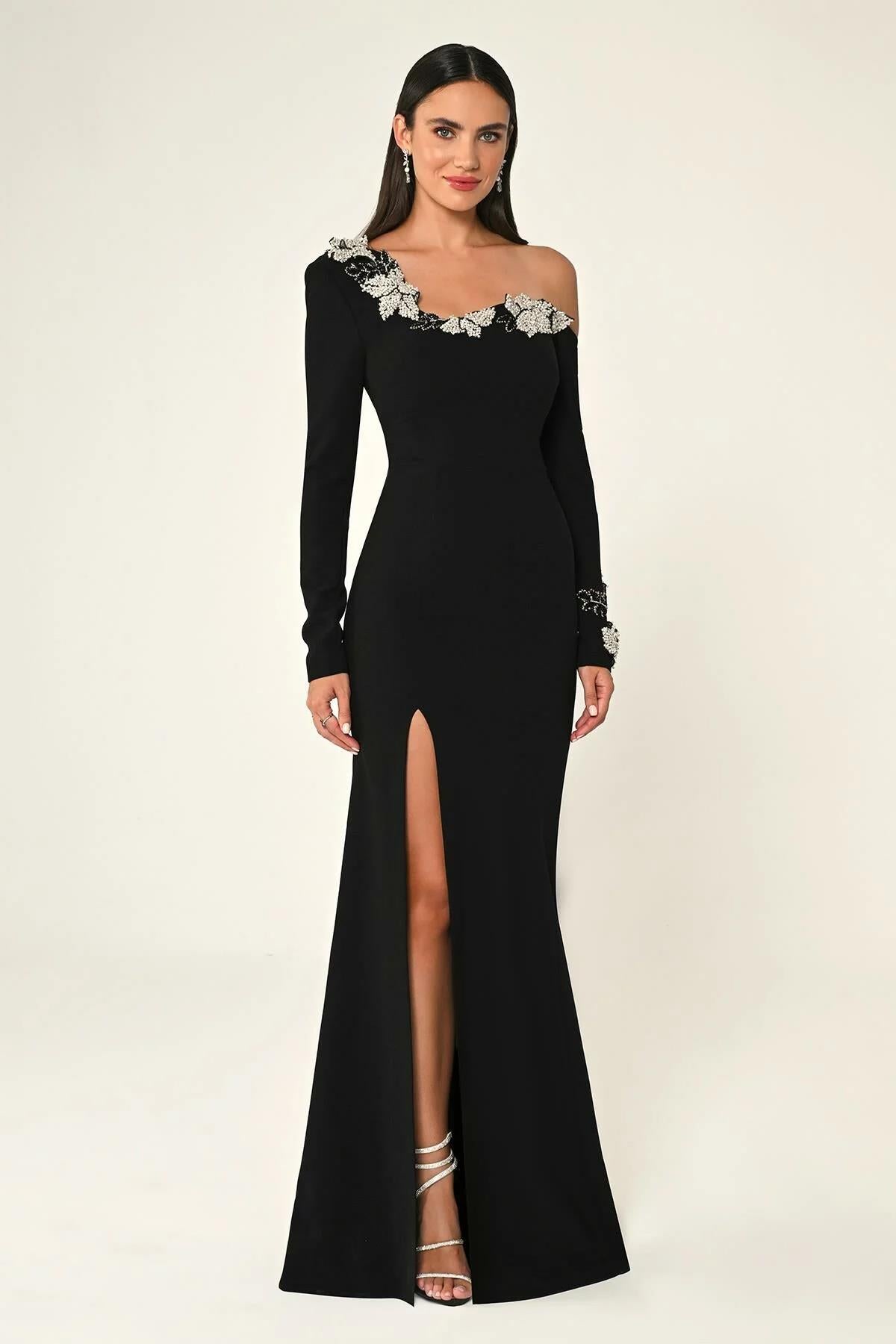 Crepe Long Dress with Long Sleeves and Embroidered Collar Accessories