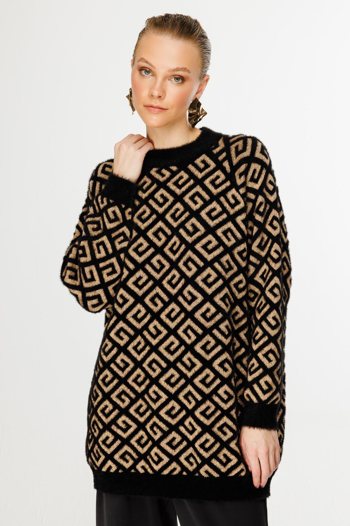 Self-Patterned Lightweight Fluffy Tunic